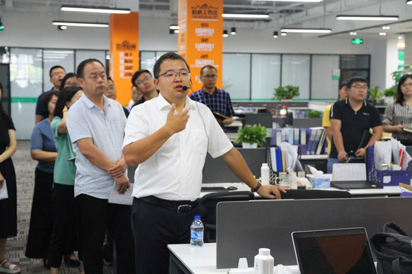 徐斌董事長(zhǎng)給全體員工做企業(yè)文化培訓(xùn) 徐斌董事長(zhǎng)給全體員工做企業(yè)文化培訓(xùn)